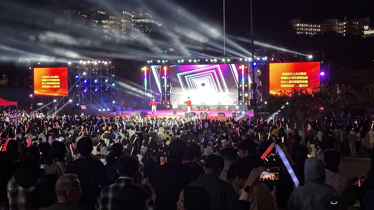 青春之夜：厦门大学2026新年舞会当跨年钟声即将敲响，厦门大学嘉庚广场里早已