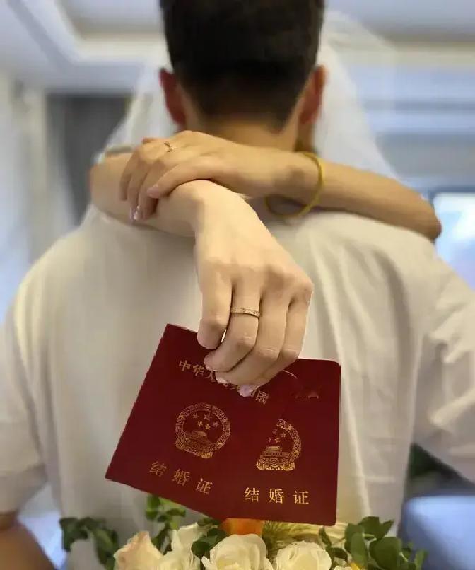 郑州一女子自曝丈夫外出打工八年，她在家跟情人偷偷过了八年，老公至今蒙在鼓里。她