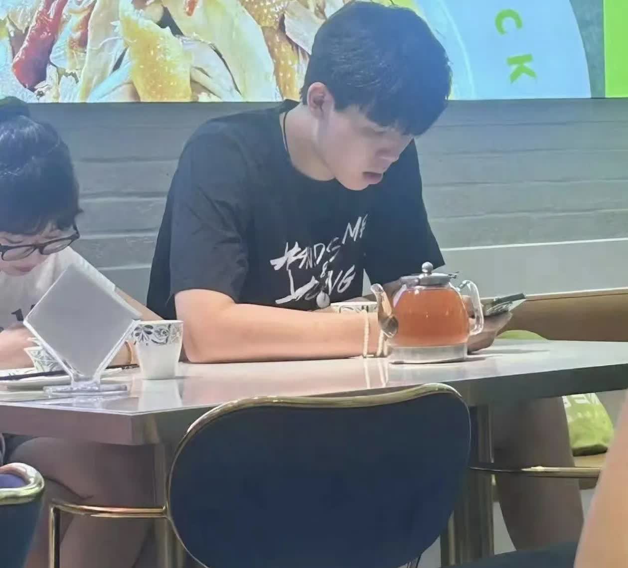 20岁的杨瀚森近日现身新疆，他216的身高坐着都很高大。他应该是休假私人行程