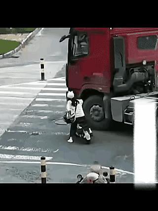 这个姑娘显然是不知道什么是内轮差，更不知道它的危害有多大？人来到这个世界不容易，