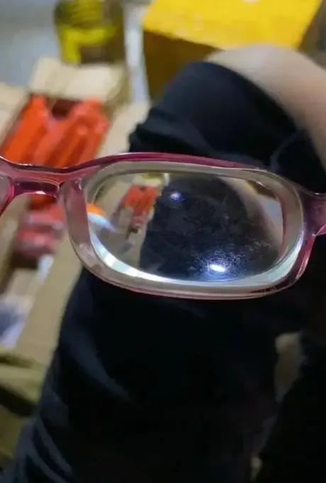 你绝对想不到，一副刮花到模糊的眼镜背后，藏着一个怎样坚强的灵魂！湖南常德的刘