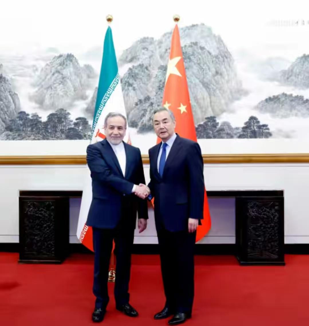 伊朗外长坐飞机来北京，路上7小时，两边都在等结果德黑兰时间凌晨起飞时，阿联酋