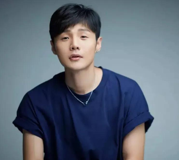 歌手李荣浩再发文，其中就歌曲《小眼睛》涉嫌抄袭作了特别说明，称其为早年练习时的误