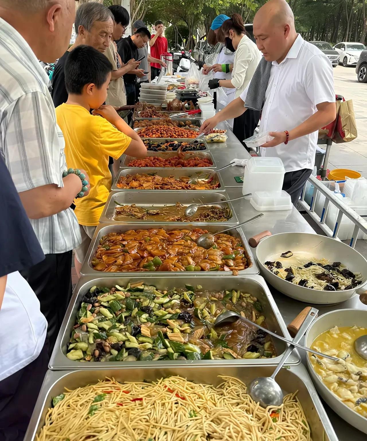 禁酒令一下，全国人民都知道，洒店是什么群体在消费了，现在连大洒店都出来摆摊了。