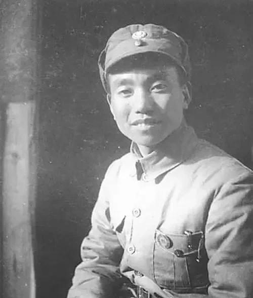 1970年，萧克上将的两个孙子萧云志、萧云松穿着旧衣服上学，老师以为他们家庭困难