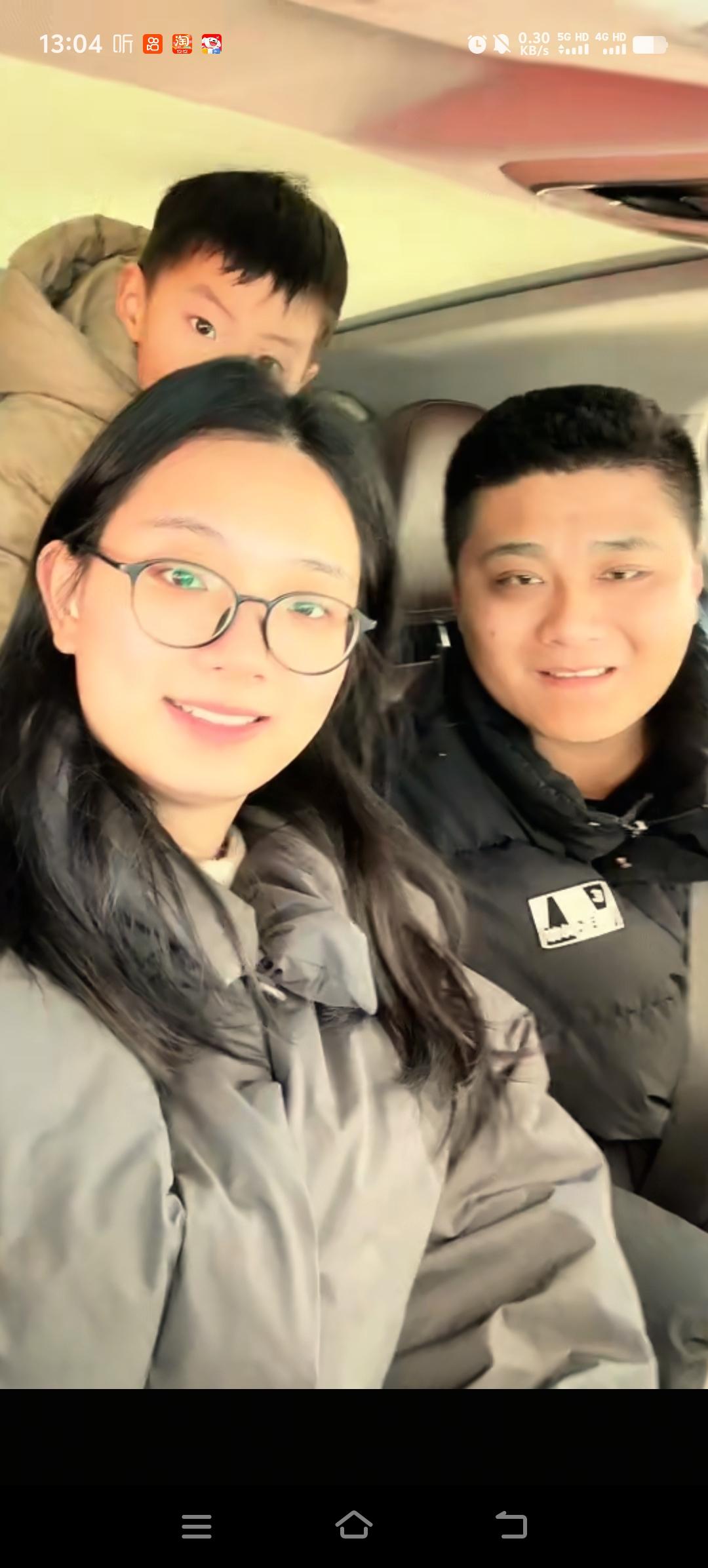 失散二十七年的双胞胎哥哥是个懂得感恩的孩子，知恩图报，今天他带着媳妇和孩子去看望