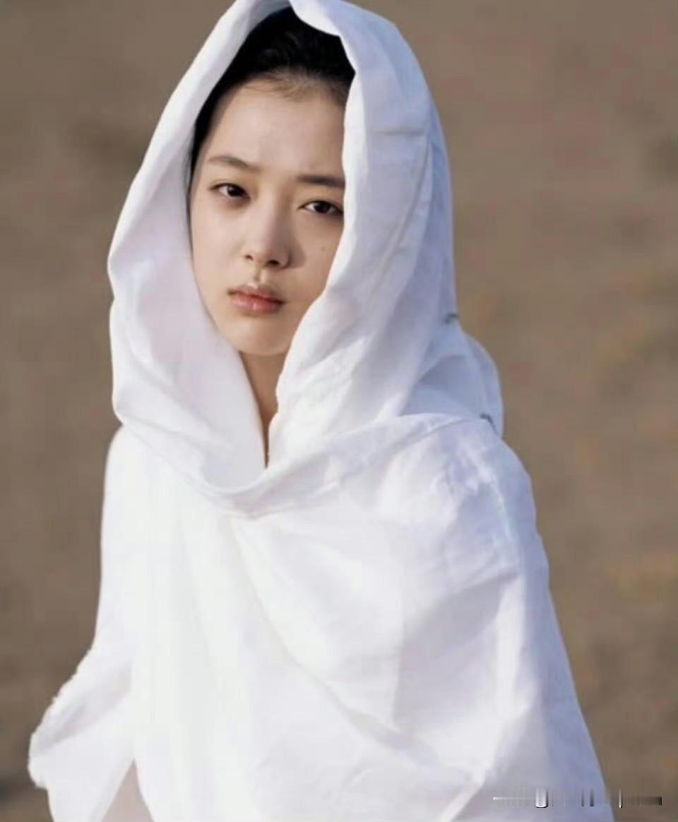 真的绝了，这组图现在看好惊艳啊！雪莉在泰国和非洲的这趟旅行，完全就是<Hell