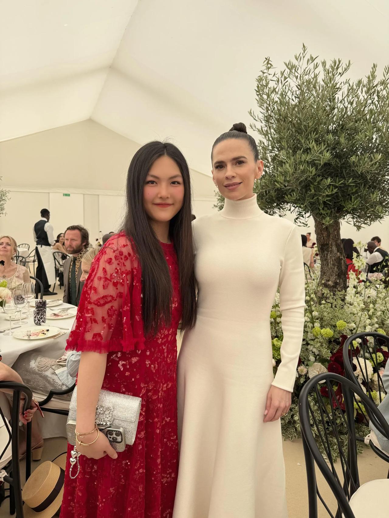 李湘分享她在英国的富豪圈生活！很多网友质疑李湘过早把女儿王诗龄带入名利圈，