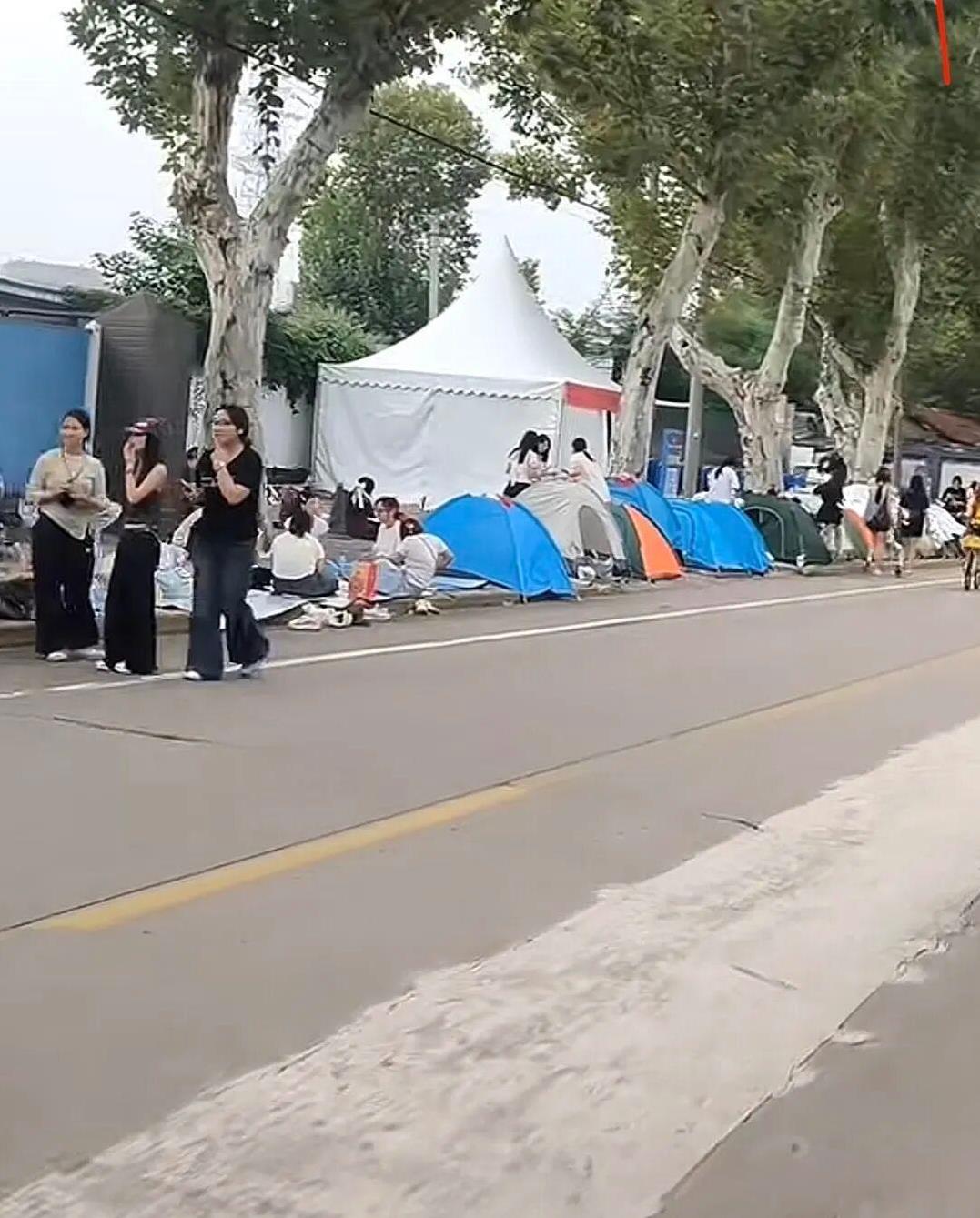 苦命打工人，社畜牛马，抠抠搜搜的，就别穷游了，穷游只觉得自己命更苦。山上五元一