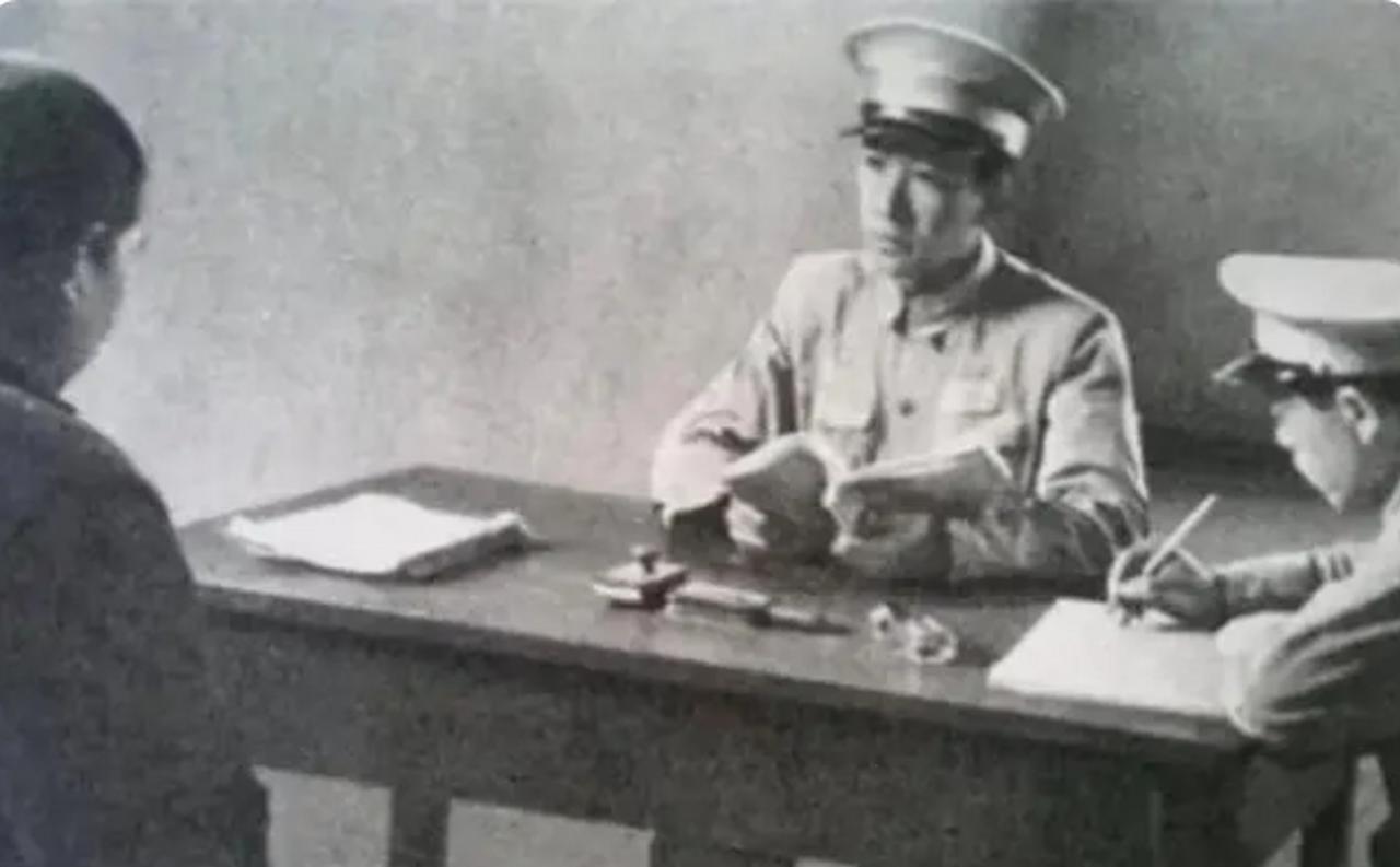 1953年，云南一个医生和人打牌时输红了眼，脱口而出：“我当过红军军长，你拿什么