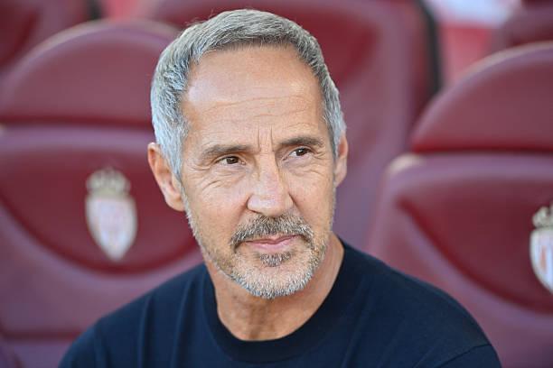 【热刺考虑紧急换帅】据《每日电讯报》，热刺在遭遇英超13轮不胜、仅领先降级区1分