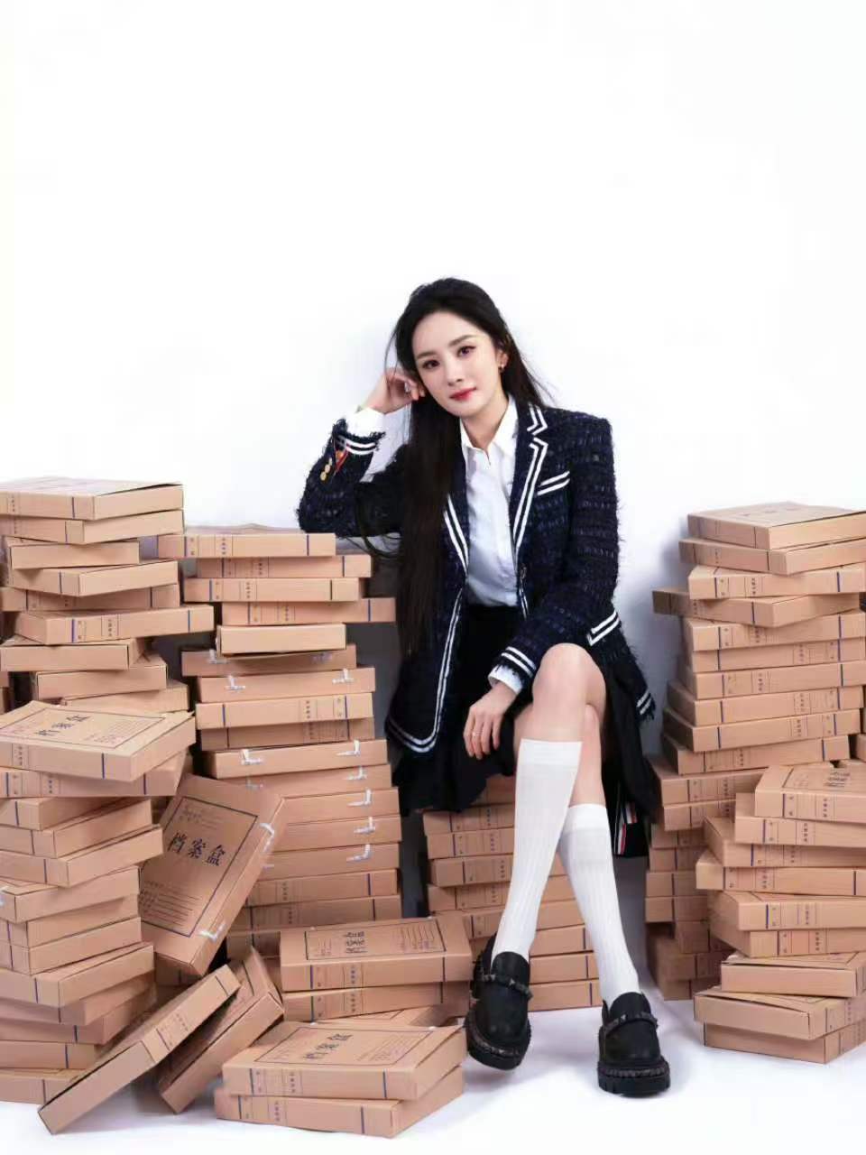 杨幂王者荣耀活动出图杨幂王者表演赛造型出图今天是学姐幂，好漂亮呀！杨幂