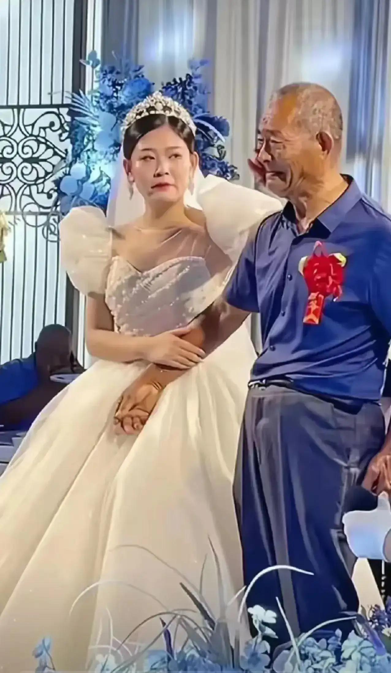 就在那一刻，空气仿佛都变得格外轻柔。山东ICON的男子，满腔热忱地准备向心爱的她