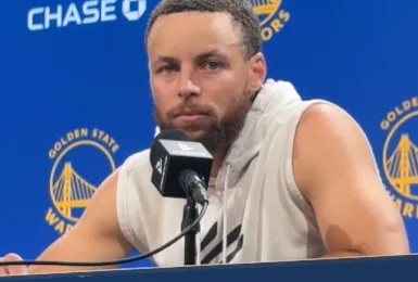 斯蒂芬-库里在今日接受了采访，谈到让他缺席27场比赛的膝伤时。库里表示：“我