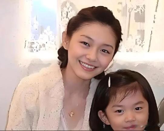 大S（徐熙媛）对一双儿女小玥儿和小箖箖的疼爱，体现在诸多生活细节与重大抉择中，以