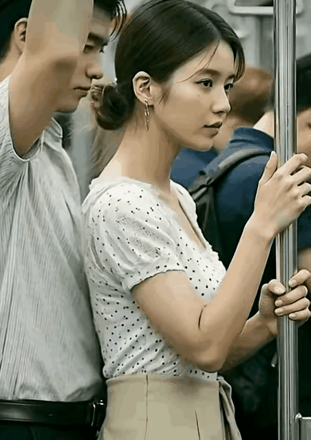 地铁里后颈发凉？女子这记“冷眼神”，才是最好的自保谁坐地铁没遇过糟心事？这