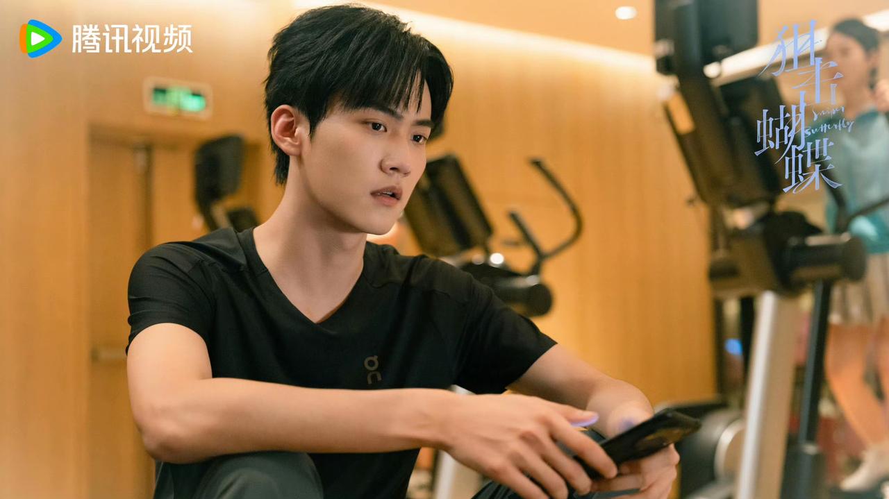 年下小狗疯狂吃醋！暗恋得到回应，小狗是彻底不装了！当李雾收到姐姐的好友申请时，