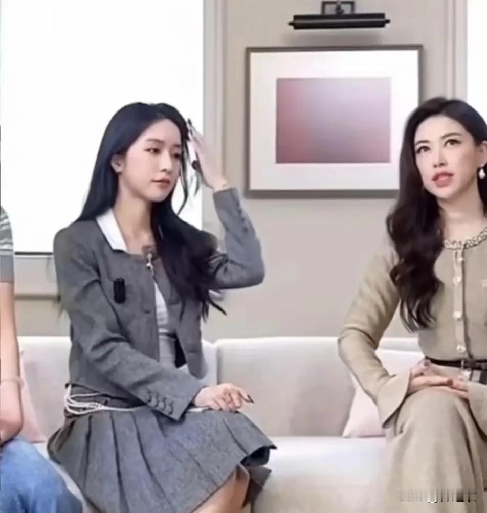 翁青雅近日采访朱珠的视频，看得让人脚趾扣地，甚至没有勇气再看。于是有网友评价