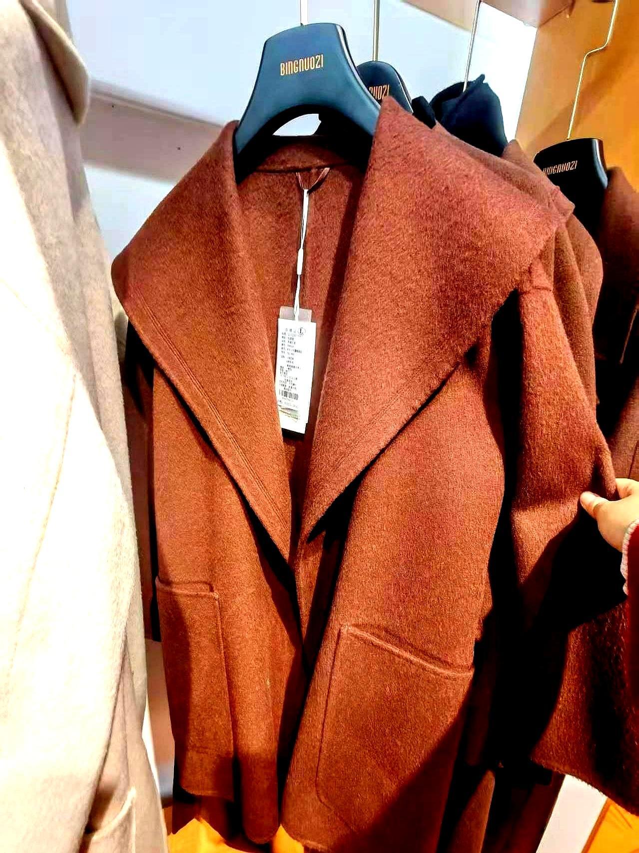 海宁皮革城，过年衣柜本柜。百万平市场，几千档口，羊绒大衣两百起，羽绒服三百