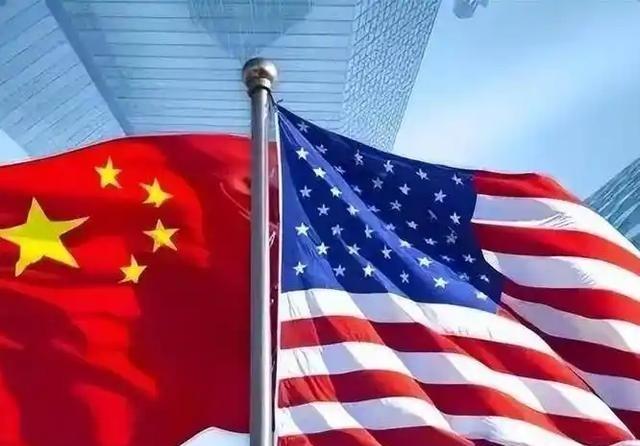 摩根大通的报告里有一个耐人寻味的对比：中国一直在囤积粮食、化肥、能源和工业金属；