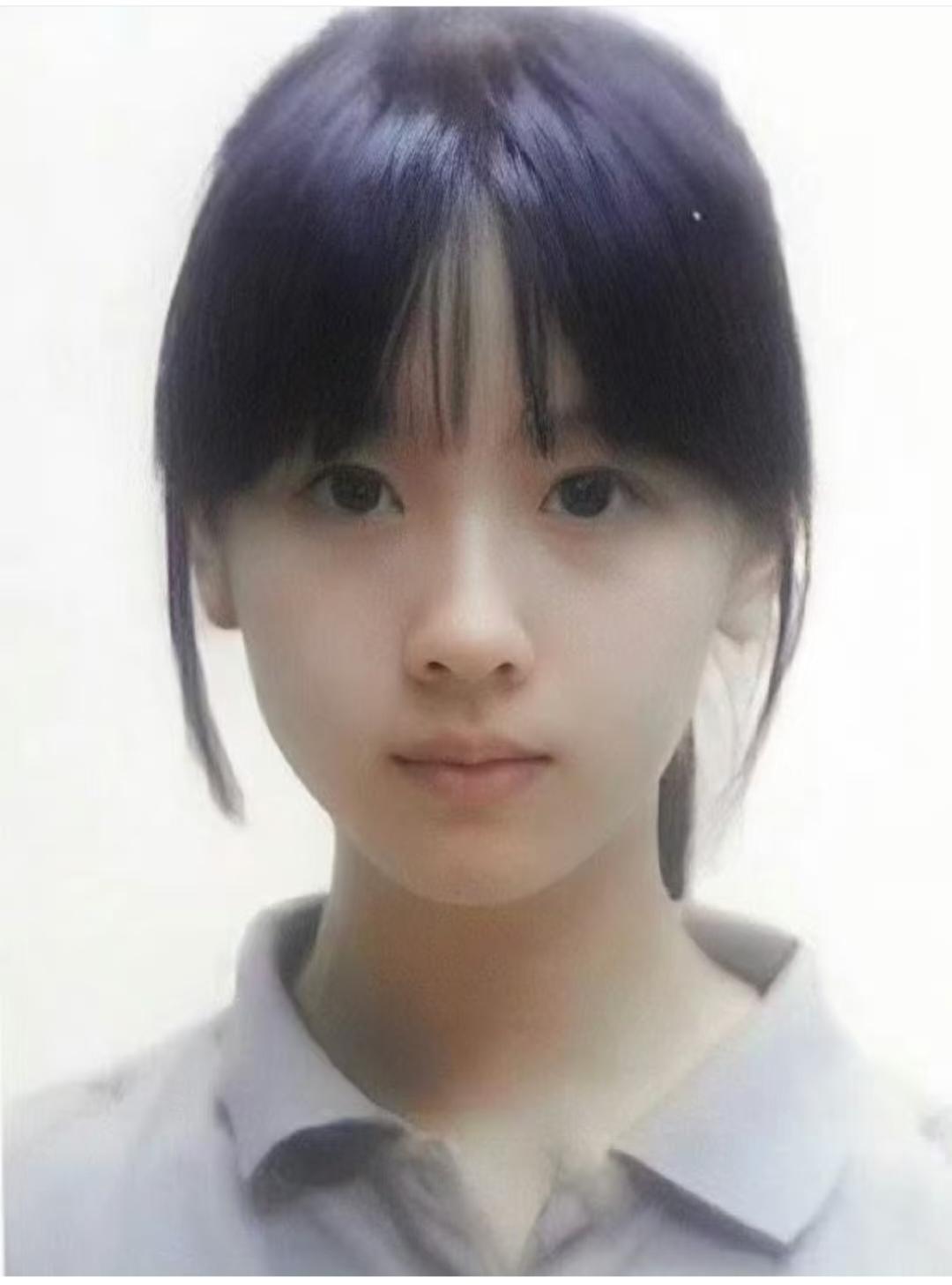 陈都灵，水灵、清秀、阳光、权威，不知用哪个词来形容她好了。