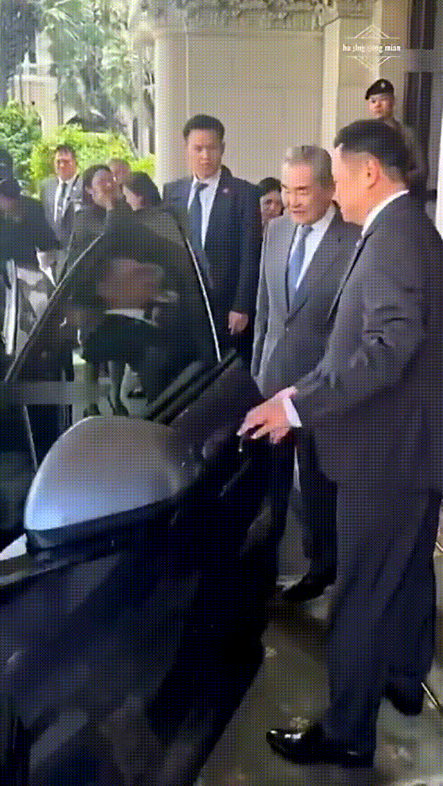 泰国总理阿奴廷亲自为中国外长王毅拉车门，自己的座驾居然还是比亚迪电动车，看看这种
