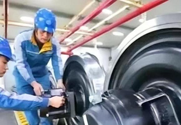 “给钱都不卖？日德联手断高铁车轮，想卡我们脖子？结果被狠狠打脸！高铁车轮技术