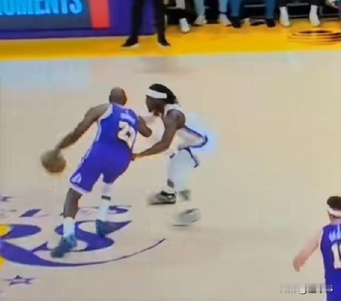 吹罚离谱！斯玛特谈多尔特防守詹姆斯：“你可以看看多尔特是如何防守勒布朗的。”