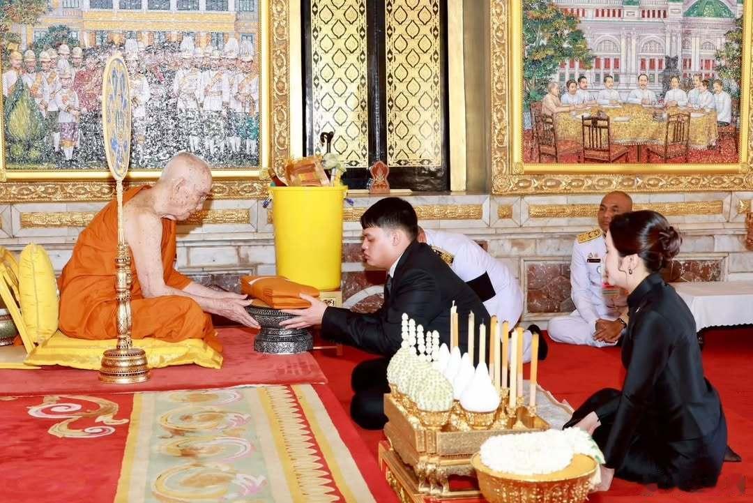 泰国王室🇹🇭12月20日，诗妮娜贵妃和提帮功王子拜见僧王颂德帕摩诃穆尼翁。