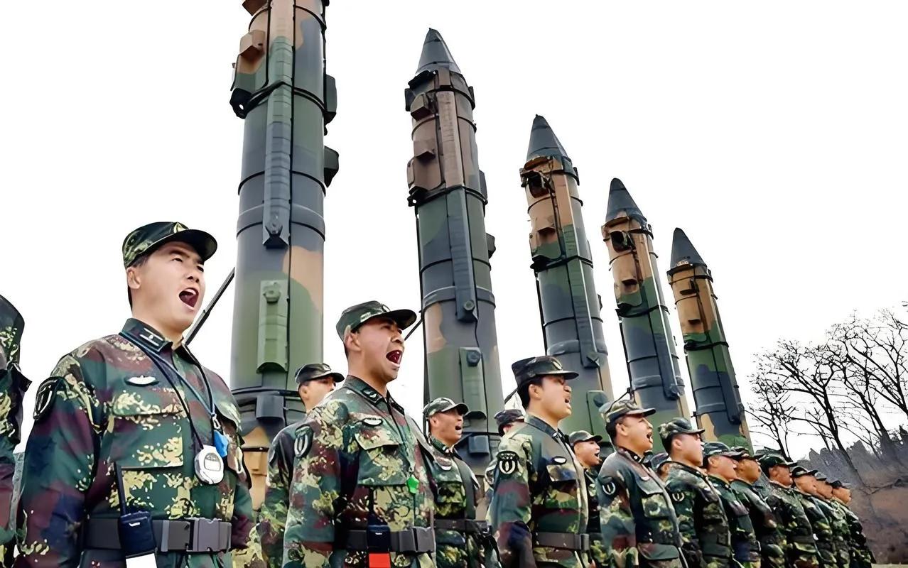 火箭军的未来建设方向，结合近年公开动态和军事分析观点，主要聚焦装备、作战、人才和