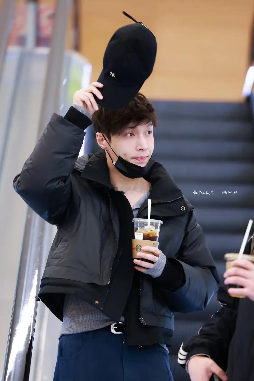 张艺兴成都机场被偶遇，模样又帅又萌，还亲切地跟工作人员挥手告别，礼貌又暖心，瞬间