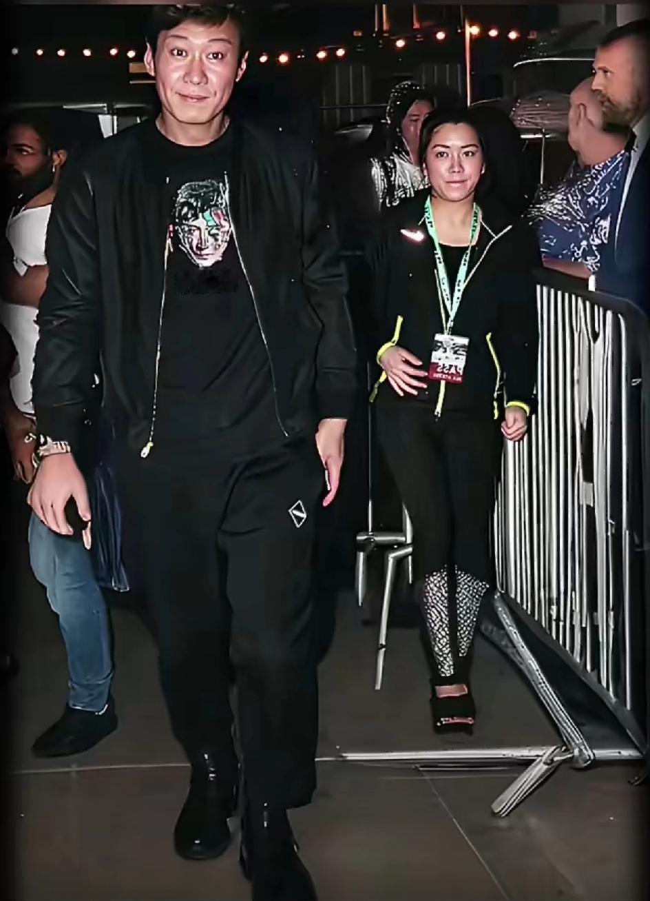 2016年黎明在香港举办演唱会期间，与31岁的女助理阿wing一同现身活动，当时