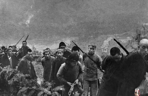 1943年柱子山那场夜战，八路军战士何荣贵追着翻墙的黑影连开两枪，子弹穿透刘黑