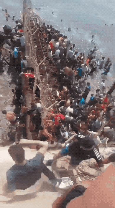 西班牙遭遇非法移民狂潮进攻：当地居民围堵追着打，军队开始进入稳定局势！根据西班牙