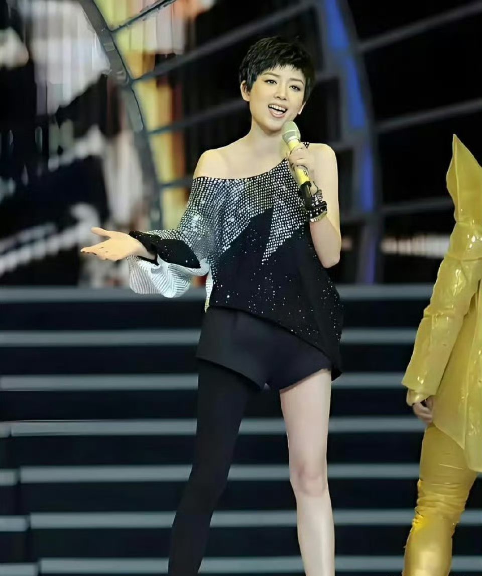 董洁剪短发感觉大变样，之前长发自带的清冷感，切换短发之后反差强烈