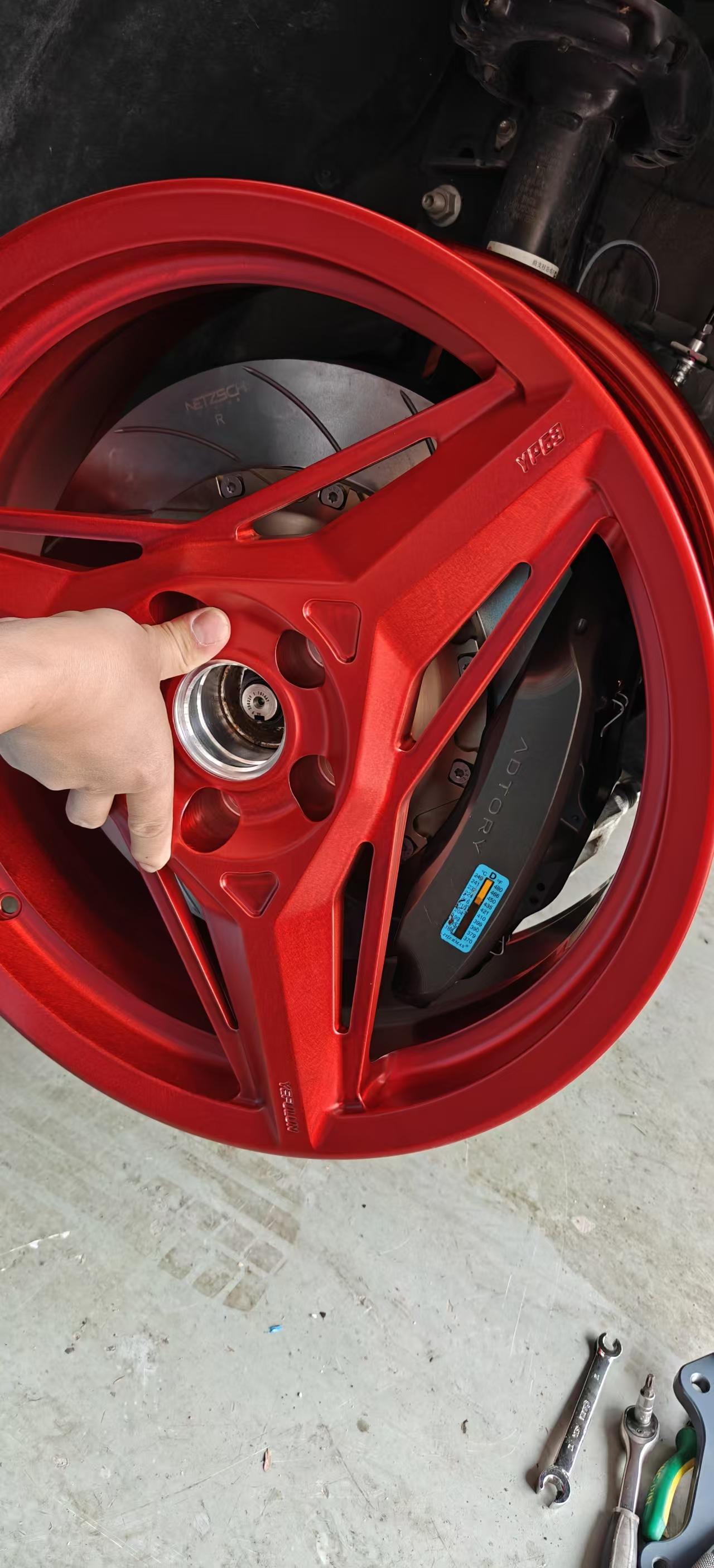 数据搭配完美😍刚好能露出卡钳另外这红色是新工艺，特别顶级！超好看别总想着红