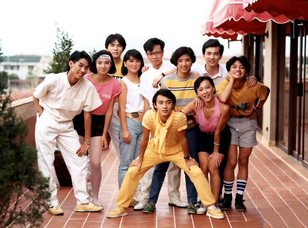 一张珍贵老照片，能认出两位以上明星的都不是一般人！只依稀認出了张卫健。老照片里的