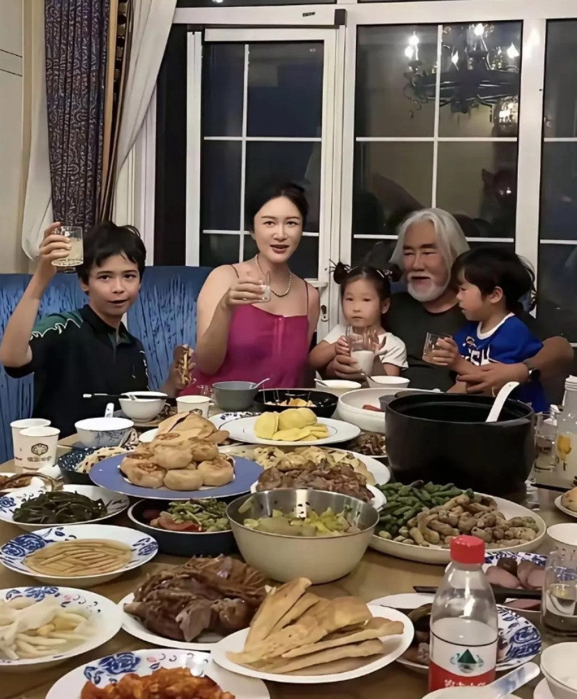 这一桌子菜，得三四人做几个小时吧？