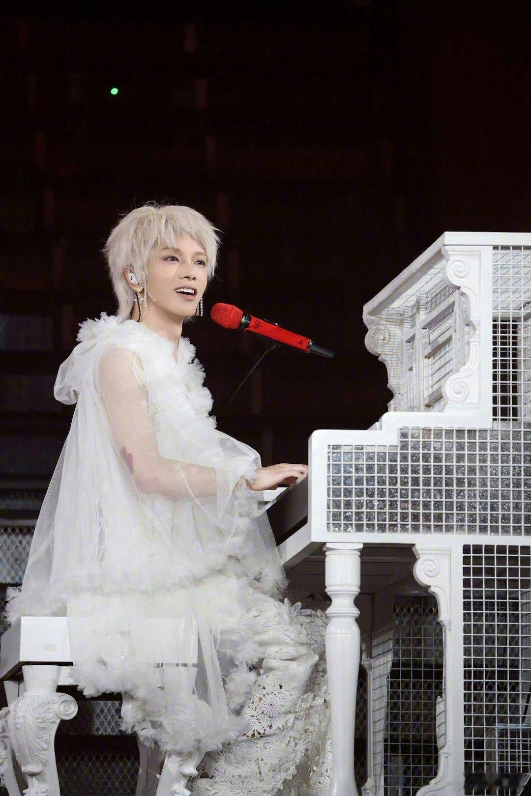 华晨宇给香港捐赠100万华晨宇通过中国红十字会总会捐赠100万元，助力香港火灾救