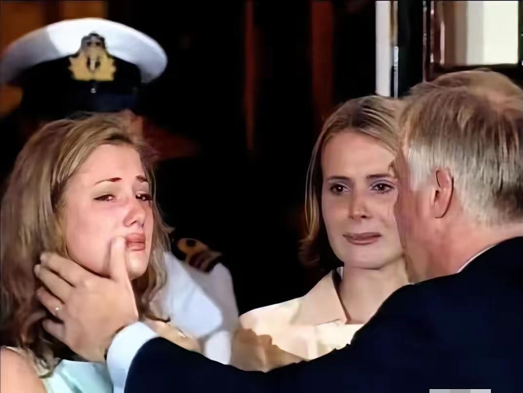 1997年6月30日，末代港督彭定康一家黯然离开港督府前的一幕，小女儿彭雅思落泪