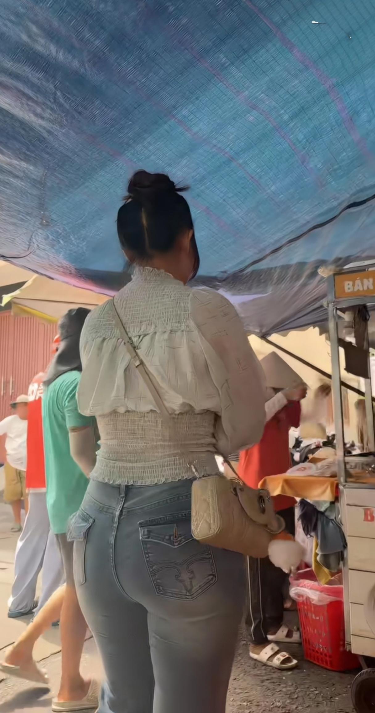 微胖少妇逛街路过小吃摊看看。