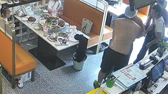 命都要没了，还管穿不穿衣服？6月17日，江苏一家餐馆内，一名女顾客吃饭时被异物卡