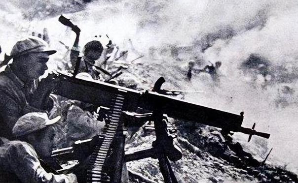 1951年，志愿军战士余新发用刚缴获的重机枪扫射敌人，结果一个人都没有打中，他面