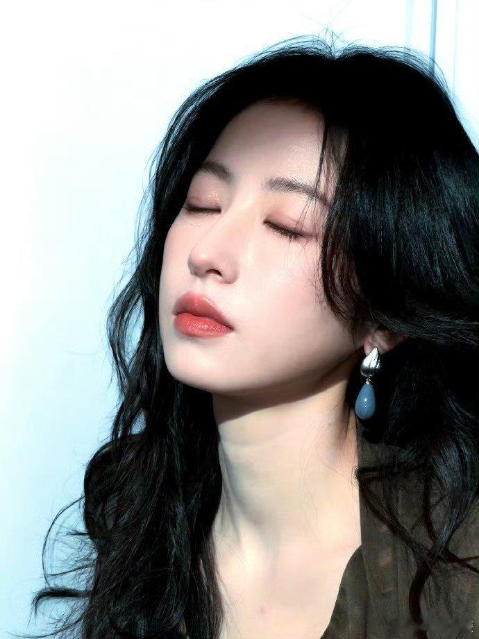 周雨彤怼脸拍周雨彤怼脸拍，简直是视觉盛宴！精致五官像星星般闪耀，甜度满分如同糖果