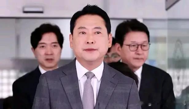 国民力量党党首张东赫在玩火自焚，才成为党首50天，就迫不及待，着急忙慌的去看守所