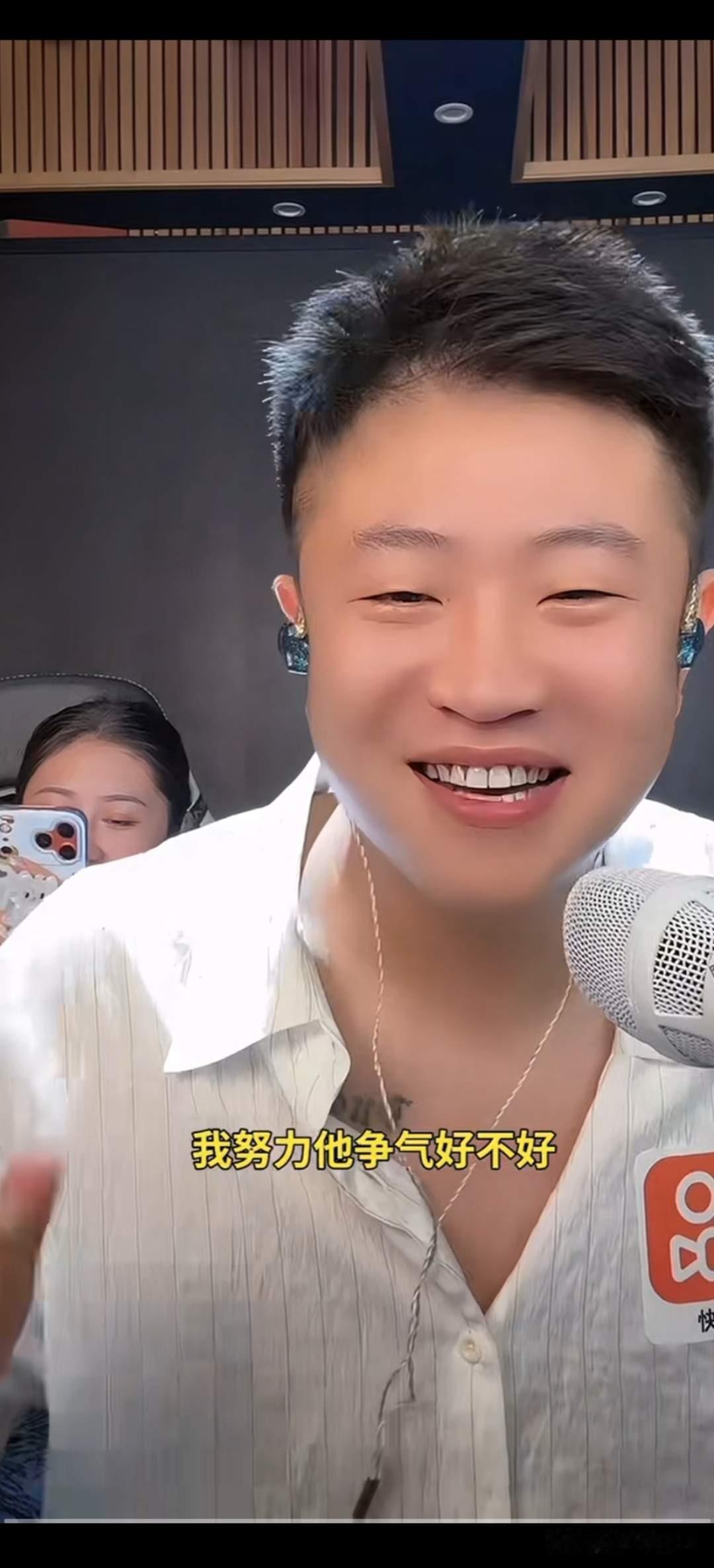 王亮在直播中说，我现在只在乎我自己，家里的人，我首先在乎的是谁？首先在乎的是我的