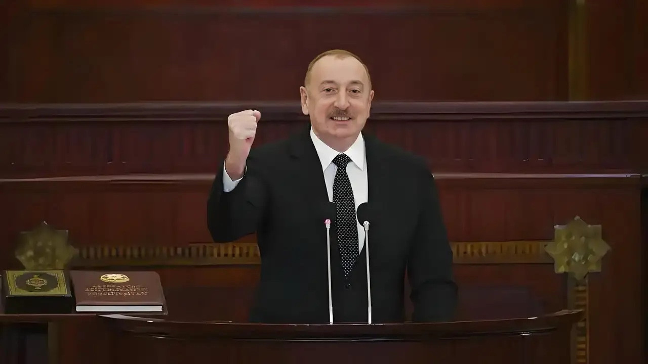 旁观者看得透彻，阿塞拜疆的“民主”不过是一场精心编排的政治哑剧，演员只有阿利耶夫