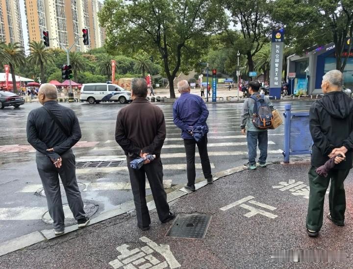 这是全国老大爷统一姿势吗？看到真的很好笑。