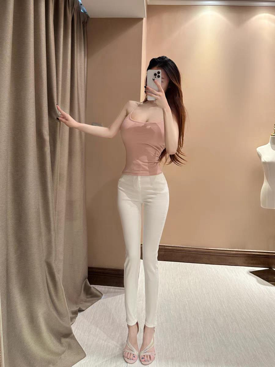 白色高腰小角裤，百搭款！该如何穿搭让人百看不厌倦?