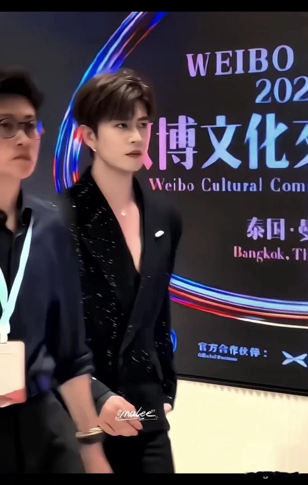 今天的红毯造型深V➕闪钻，你们满意吗？我好爱这个尖叫声啊！给人一种真实存在